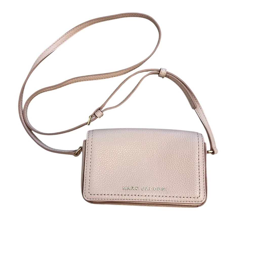 🌺 Marc Jacobs Light Pink Crossbody Bag with Adjustable Strap and Silver Hardware